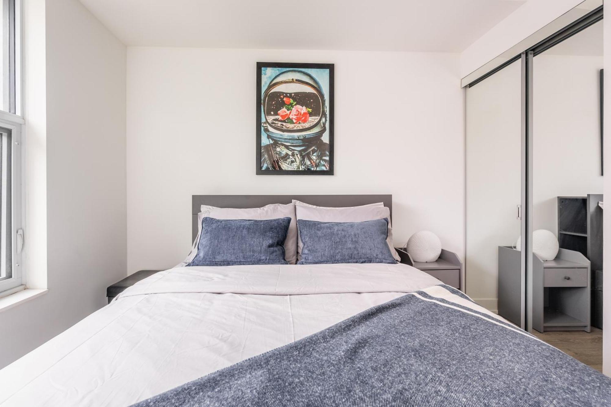 Spacious Corner Downtown Appartement