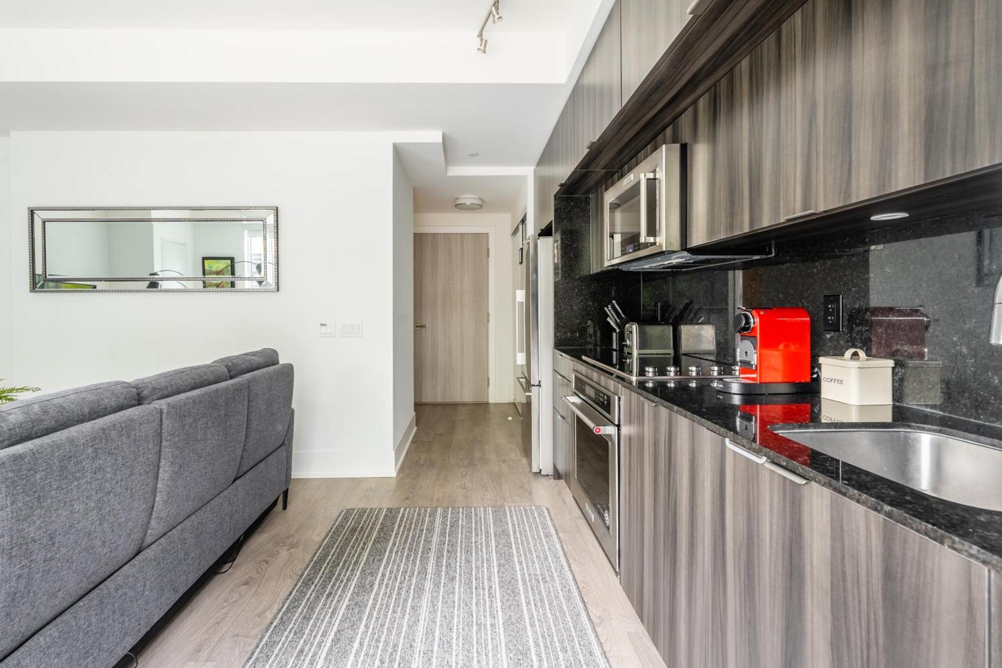 Spacious Corner Downtown Appartement