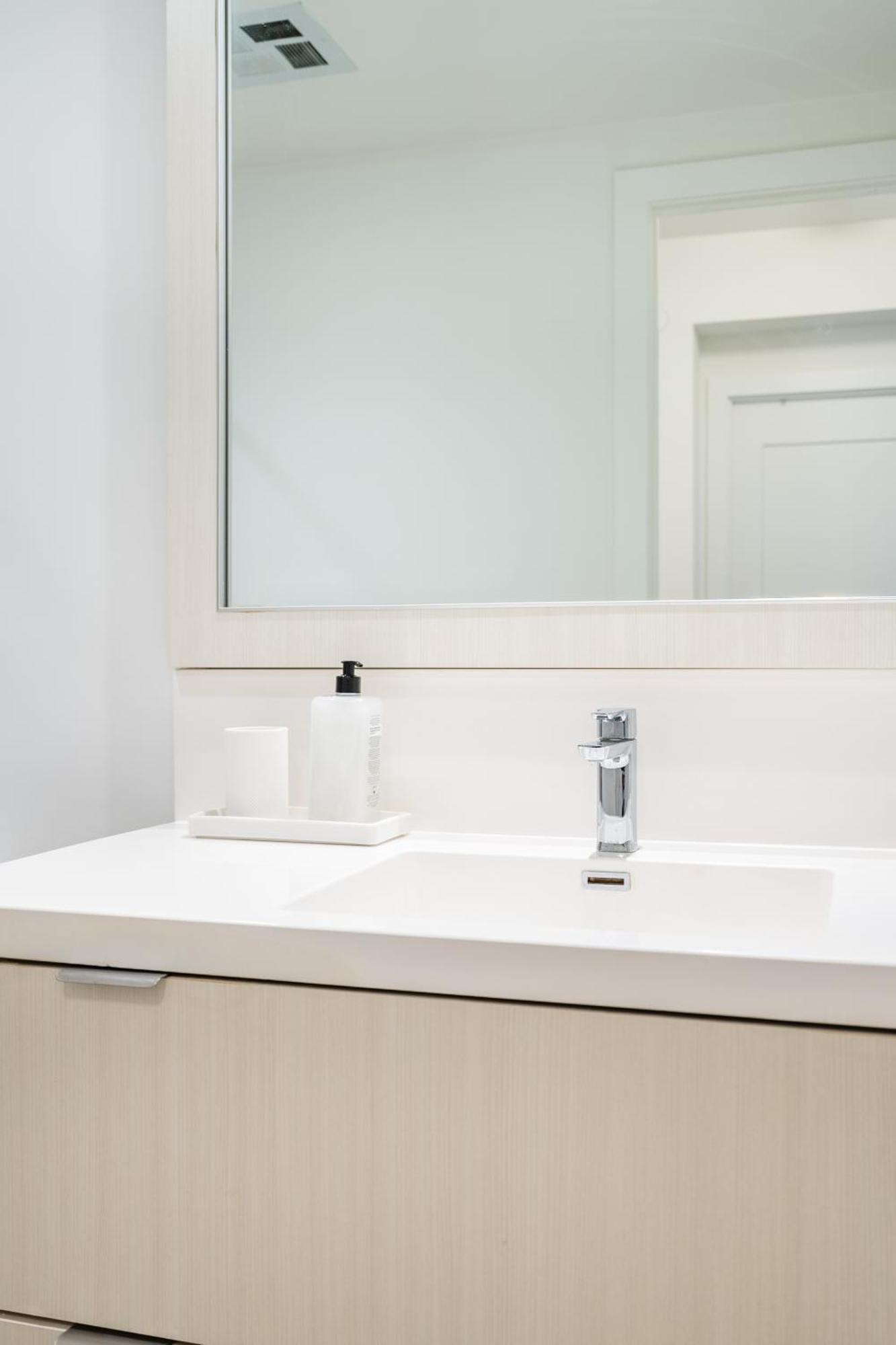 Spacious Corner Downtown Appartement *
