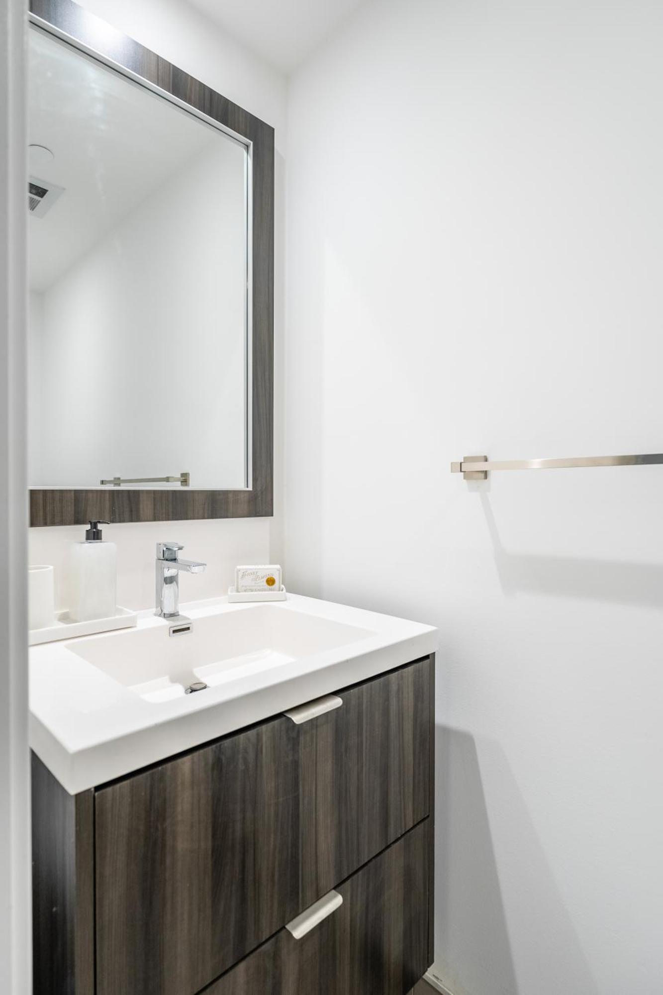 Spacious Corner Downtown Appartement