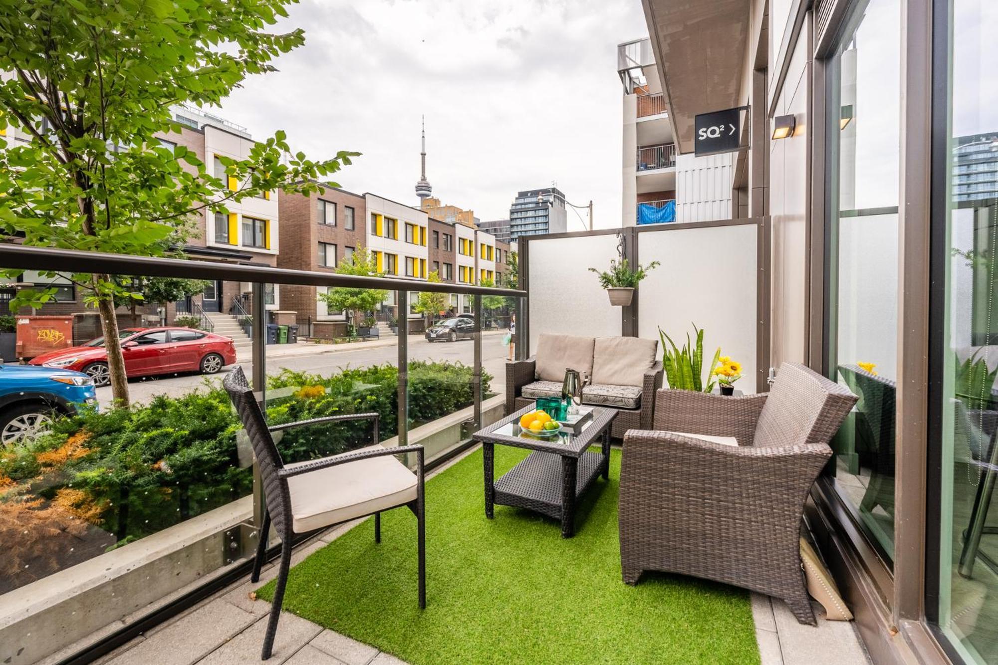 Spacious Corner Downtown Appartement *