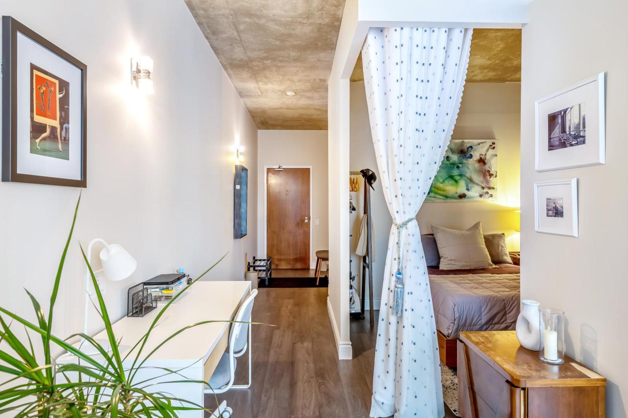 Spacious Corner Downtown Appartement *