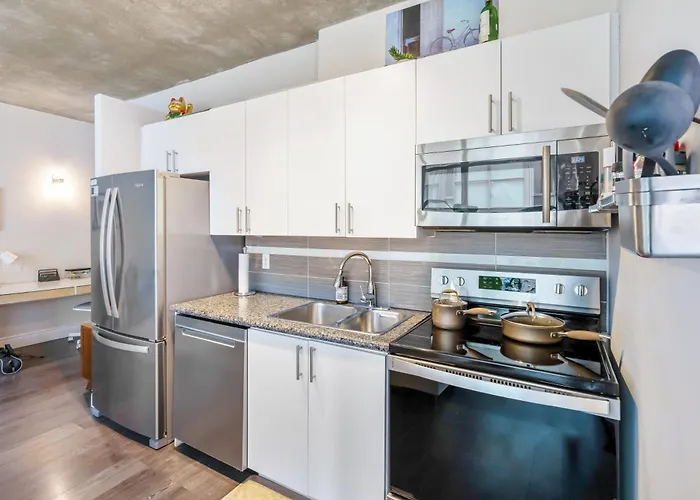 Spacious Corner Apartment Downtown Toronto