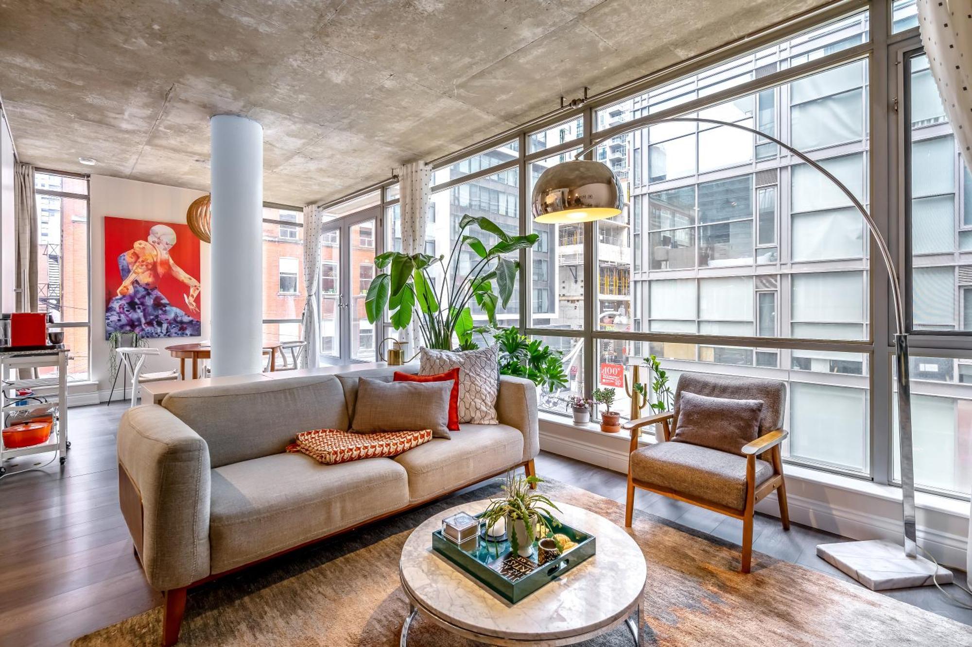 Spacious Corner Downtown Apartment Toronto