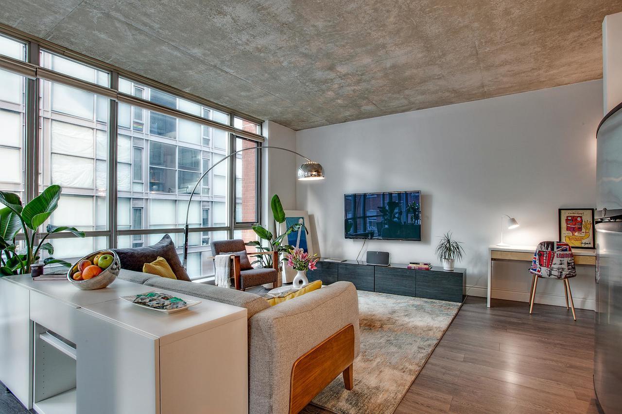 Spacious Corner Downtown Apartment *